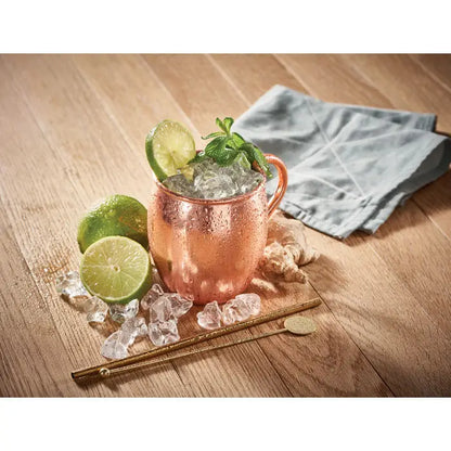 Cana de cupru cocktail 400 ml umplută cu gheață și decorată cu felie de lime și frunze proaspete de mentă