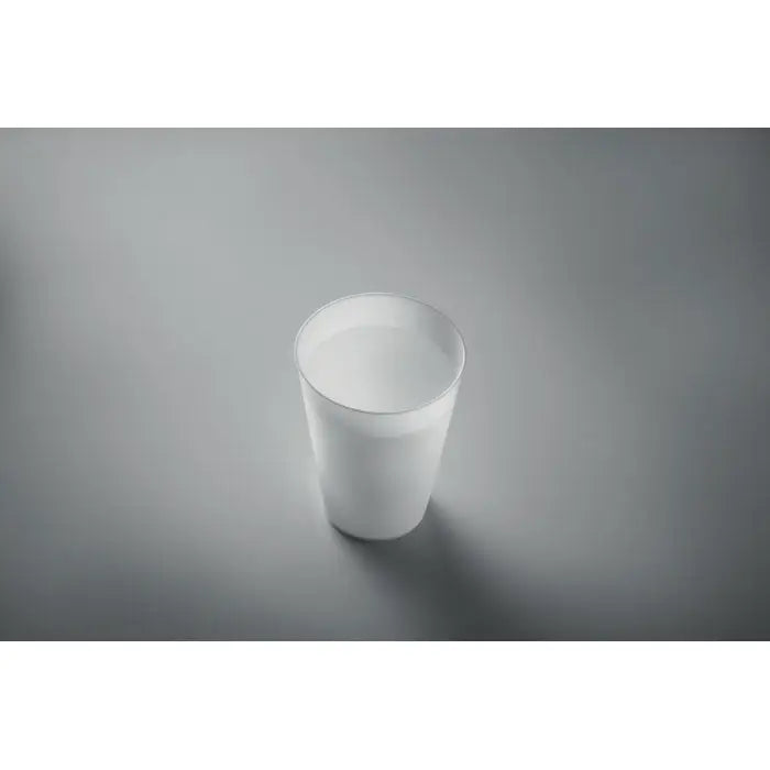 Cana de eveniment reutilizabila 300 ml din plastic alb translucid umpluta cu lichid transparent