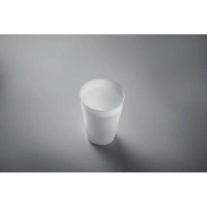 Cana de eveniment reutilizabila 300 ml din plastic alb translucid umpluta cu lichid transparent