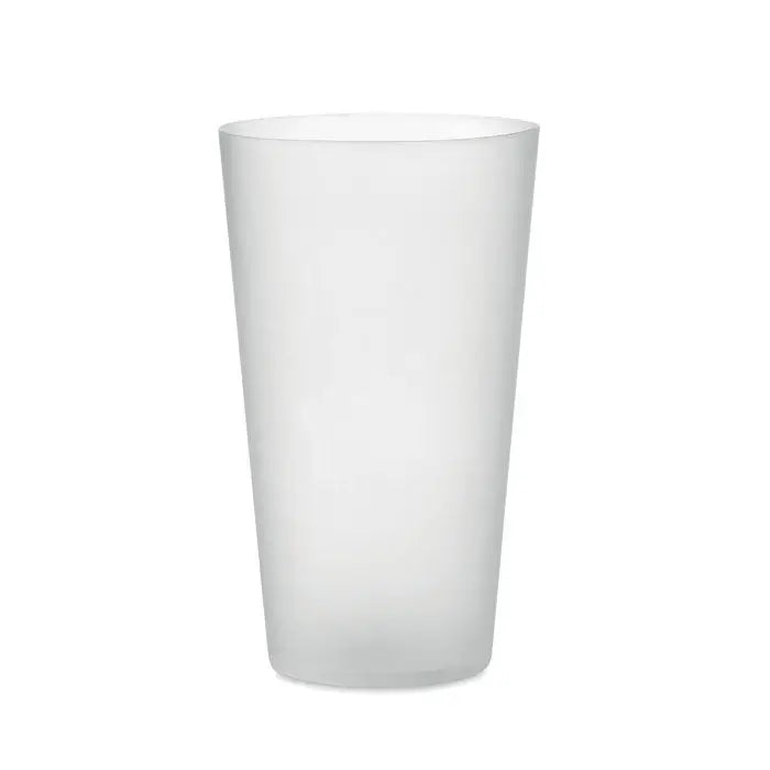 O cana de eveniment reutilizabila alba, din plastic matuit, cilindrica cu laturi usor conice, capacitate 500 ml