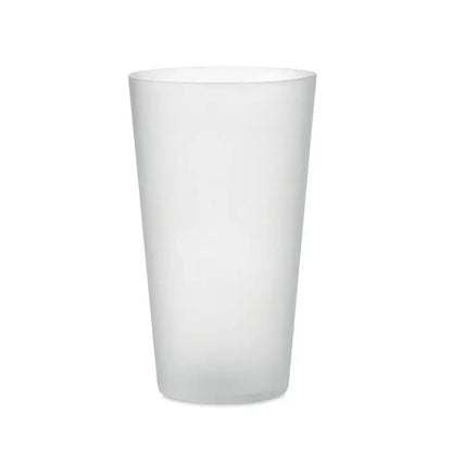 O cana de eveniment reutilizabila alba, din plastic matuit, cilindrica cu laturi usor conice, capacitate 500 ml