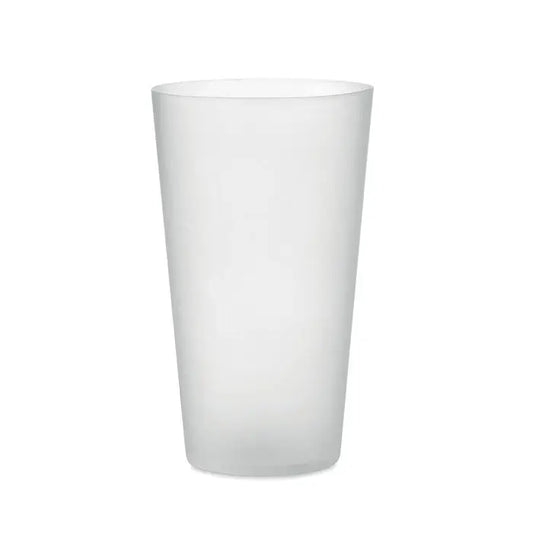 O cana de eveniment reutilizabila alba, din plastic matuit, cilindrica cu laturi usor conice, capacitate 500 ml