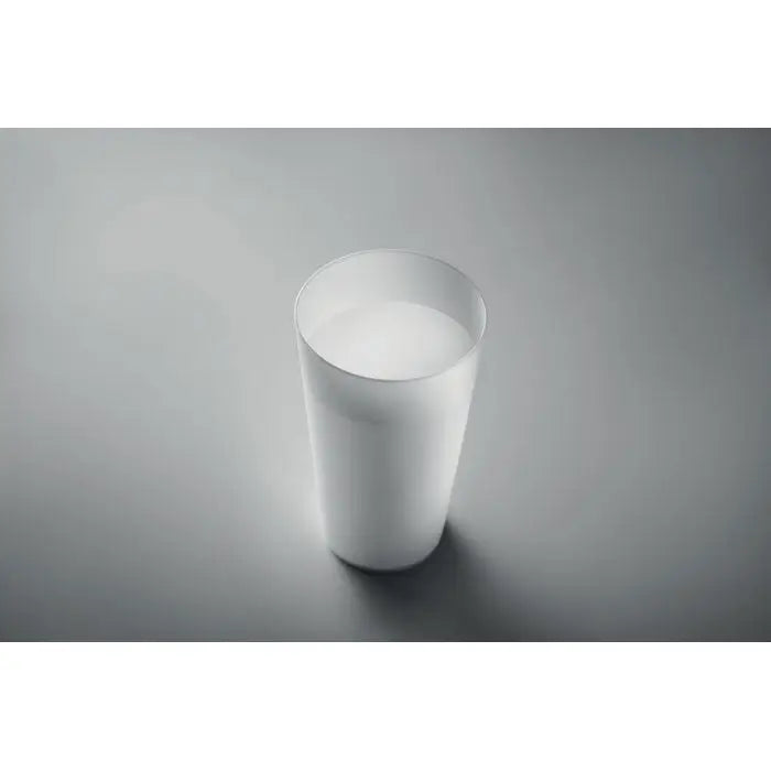 Cana de eveniment reutilizabila din plastic alb translucid de 500 ml umpluta cu lichid laptecios