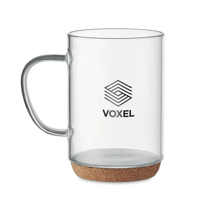 Cană de sticlă 400ml transparentă cu mâner argintiu și bază de plută cu logo negru voxel