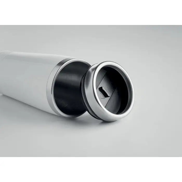 Cana de voiaj cu perete dublu alba, cu margine argintie si interior negru, capac sigur pentru utilizare pe drum