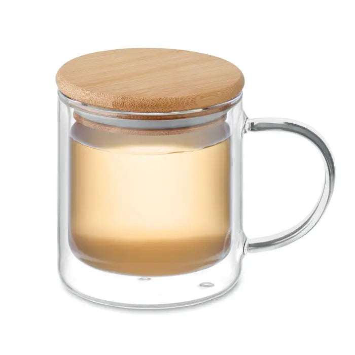 Cană din borosilicat cu perete dublu transparent cu capac din bambus și margine argintie umplută cu lichid chihlimbariu