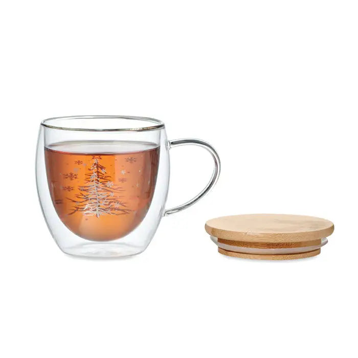 Cana din borosilicata transparenta cu perete dublu, margine si maner argintiu, cu model gravat de brad si fulgi de nea
