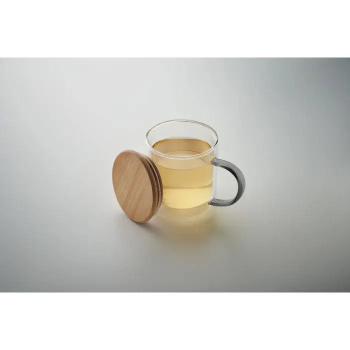Cana din borosilicatat cu perete dublu, cu maner negru si capac din bambus, umpluta cu ceai auriu