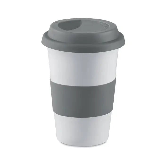 Cana din ceramica alba cu capac gri si manson din silicon gri pentru calatorii