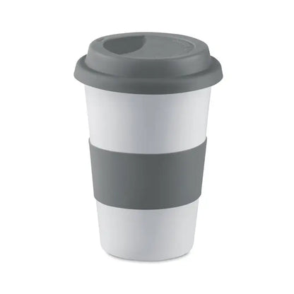 Cana din ceramica alba cu capac gri si manson din silicon gri pentru calatorii