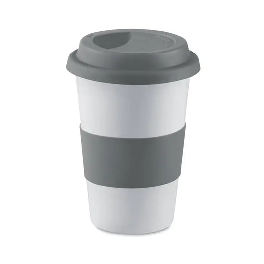 Cana din ceramica alba cu capac gri si manson din silicon gri pentru calatorii