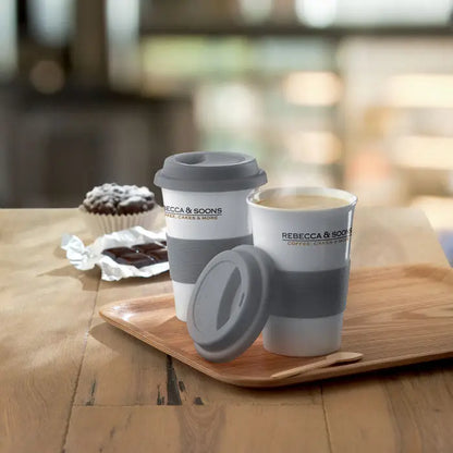 Cană din ceramică albă reutilizabilă cu capac și manson gri din silicon branduită rebecca & soons