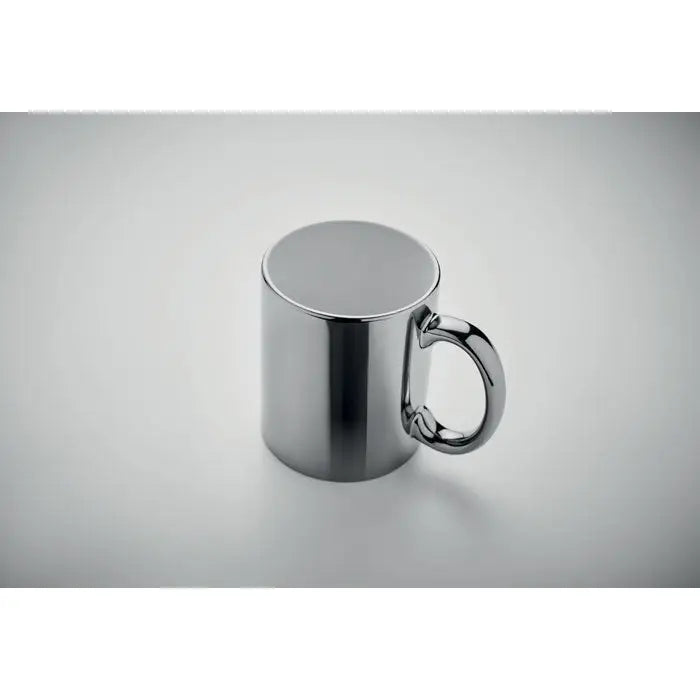 Cana din ceramica metalica de 300 ml cu finisaj cromat lucios si design minimalist cu maner neted