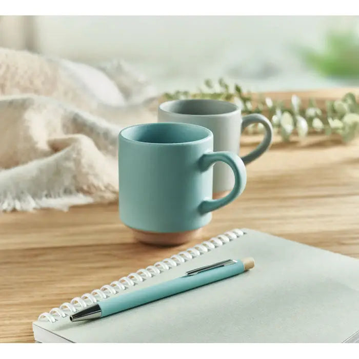 Cana din ceramica stivuibila 170 ml de culoare teal mat cu baza din lemn contrastanta