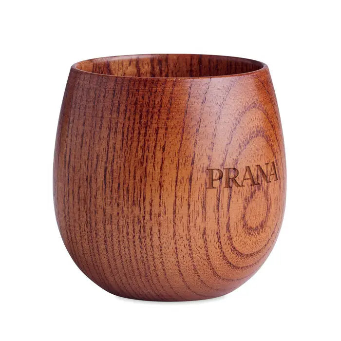 Cana din lemn de stejar 250 ml cu finisaj maro cald si gravura prana, cu textura naturala si forma rotunjita