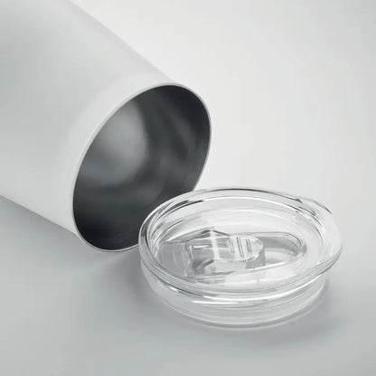 Cana din otel inoxidabil reciclat alba izolata cu capac transparent si pai integrat