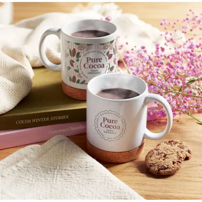 Cană din plută ceramică albă de 280 ml cu text pure cocoa 100% organic și ilustrații de boabe și frunze de cacao
