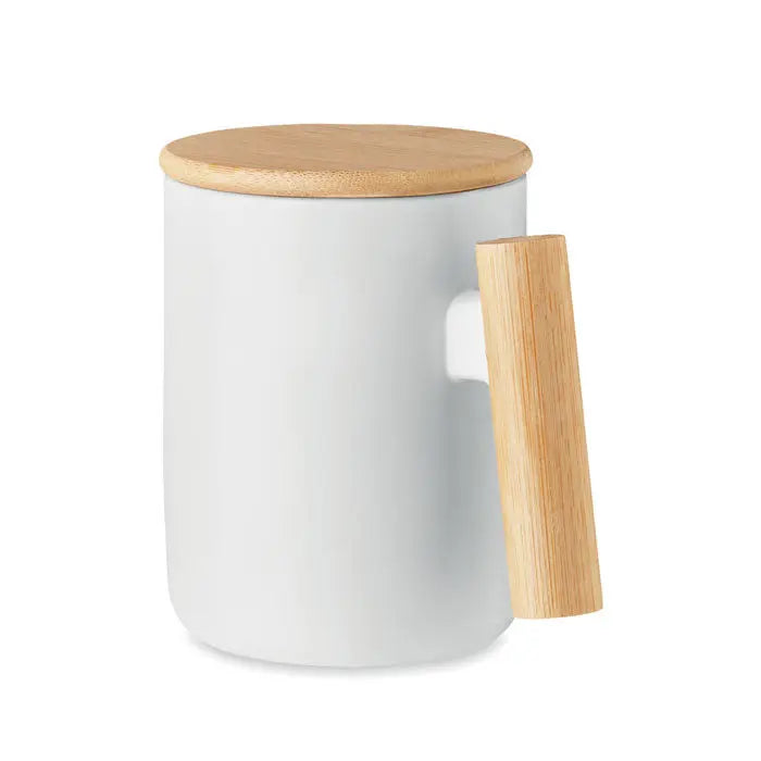 Cană din porțelan alb cu capac și mâner din bambus, logo portocaliu muffin world, capacitate 380 ml