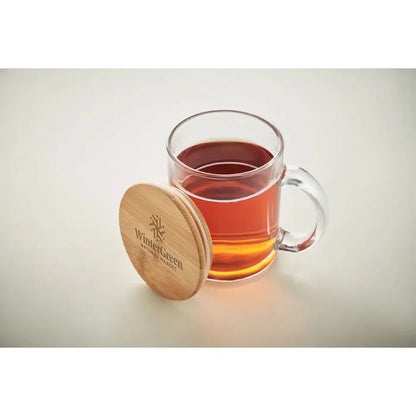 Cana din sticla reciclata 300 ml transparenta cu lichid ambrat si capac din lemn deschis cu gravura wintergreen