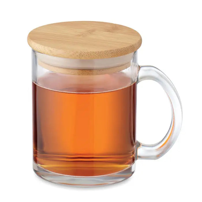 Cană din sticlă reciclată de 300 ml transparentă cu capac din bambus umplută cu ceai ambré