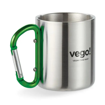 Cană metalică din inox cu mâner carabinier verde și brandul vego vegan take away pentru băuturi la pachet
