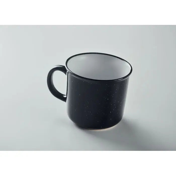 Cana vintage din ceramica 400 ml cu interior alb, margine neagra si design vintage emailat cu pete negre