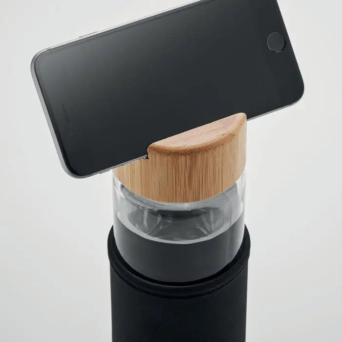 Capac din bambus pentru sticla de 600ml cu smartphone negru pe capac din bambus deasupra sticlei transparente cu husa neagra