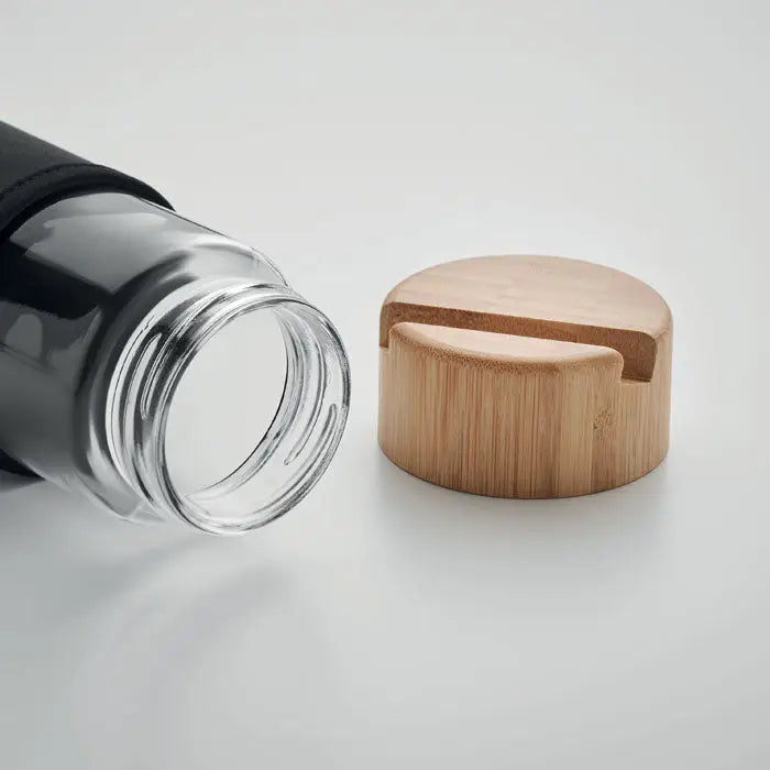 Sticlă de apă clară cu mânecă neagră din silicon și capac din bambus capac din bambus sticlă 600ml
