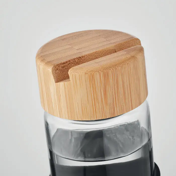 Capac din bambus pentru sticla clara de apa de 600ml cu capac maro deschis si maner decupat