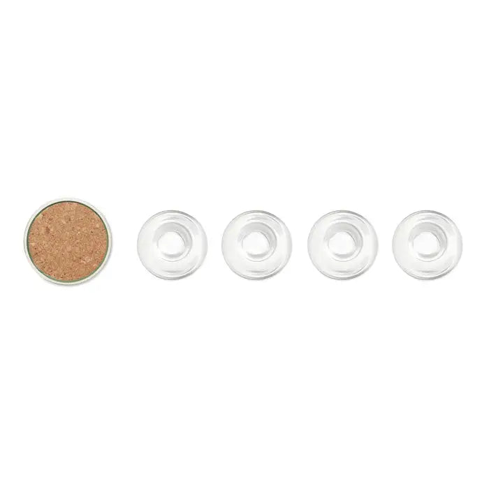 Carafa din sticla reciclata 1l cu capac rotund transparent si interior tip pluta maro langa patru inele din silicon transparent circular