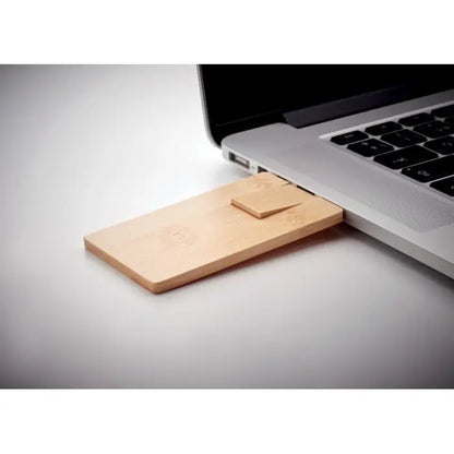 Carcasa din bambus de 16 gb usb flash drive din lemn deschis cu design minimalist si tab pentru inserare usoara