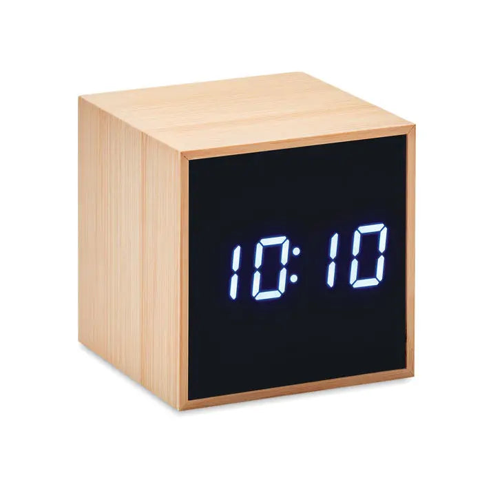 Carcasa din bambus pentru ceas deșteptător LED cub minimalist cu finisaj lemn deschis și cifre albastre luminoase