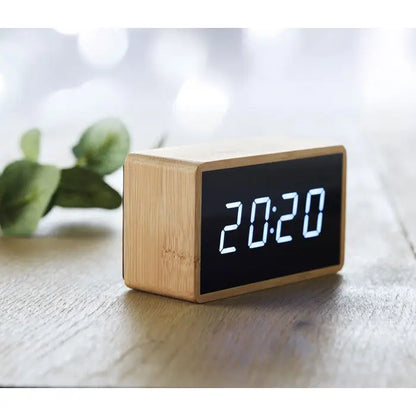 Carcasa din bambus pentru ceas deșteptător cu led cadru natural și afișaj negru cu cifre albe digitale