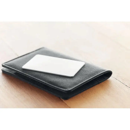 Portofel negru din piele cu card alb pentru blocare rfid plasat deasupra