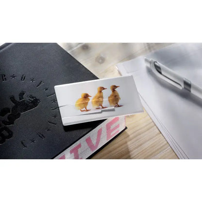 Suport alb de carduri de vizita cu imagine imprimata a trei ratuste galbene pentru card de credit si usb 4 gb