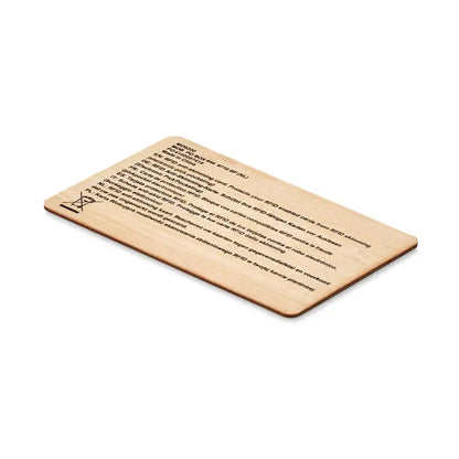 Card rfid din material bambus de culoare maro deschis cu text gravat in mai multe limbi