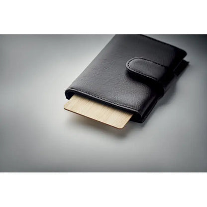 Portofel negru din piele cu card rfid din material bambus si un card partial vizibil