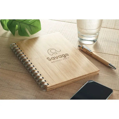 Carnet de bambus a5 spiralat cu coperta maro deschis si logo gravat subtil savage natural park