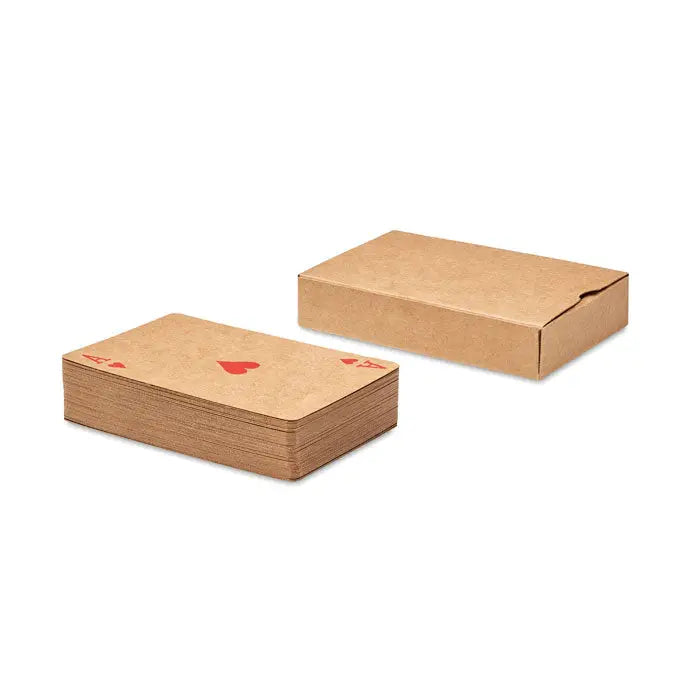 Un pachet de carti de joc din hartie reciclata maro cu simboluri rosii de inimă lângă cutie kraft asortată