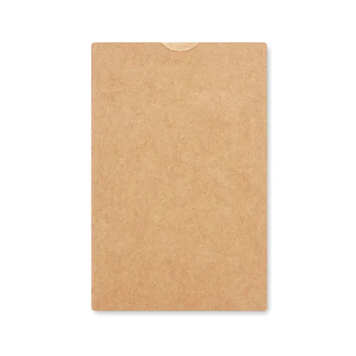 Carti de joc din hartie reciclata invelite intr-un suport minimalist maro din hartie kraft cu clapeta rotunjita