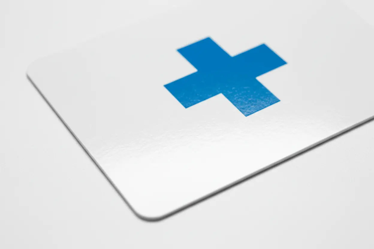 Detaliu macro suprafață plastifiată lucioasă carte de vizită cabinet medical, reflexie lumină vizibilă, tipar CMYK albastru-alb – AndorTipo