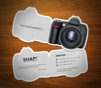 Black dslr camera cu accente rosii si obiectiv proeminent pentru carti de vizita