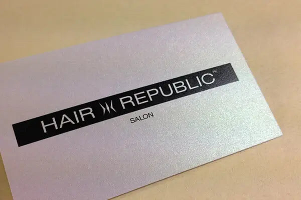 Carti de vizita texturate argintii pentru salonul hair republic cu design elegant si profesional