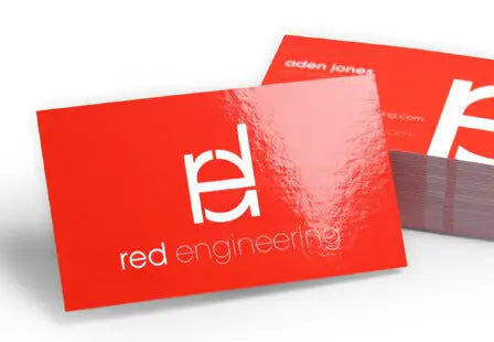 Carti de vizita rosii cu logo stilizat re alb si textul red engineering pentru branding profesional