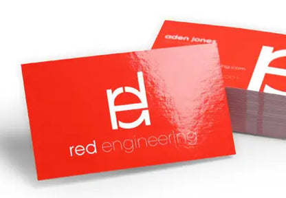 Carti de vizita rosii cu logo stilizat re alb si textul red engineering pentru branding profesional