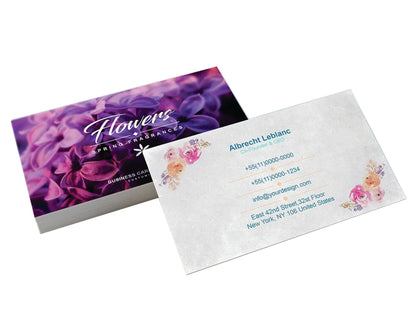 Carti de vizita purple si alb cu tema florala si tipografie eleganta in stil script