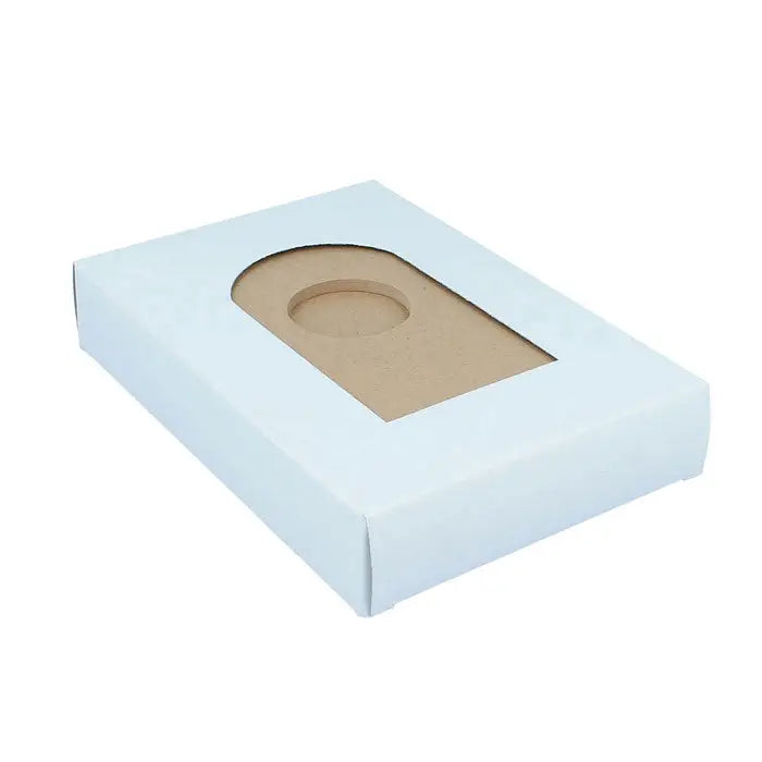Cutie alba din carton cu fereastra transparenta care arata interiorul pentru casa de pasari din lemn