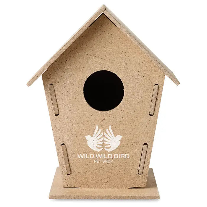 Casa de pasari din lemn bej texturat cu gaura circulara si logo alb wild wild bird pet shop pentru pasari