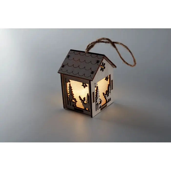 Casa din mdf cu lumina este un felinar rustic de lemn în formă de casă cu acoperiș valurat și decorațiuni de fulgi și copaci luminati cald