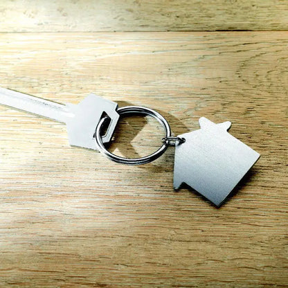 Casă metalică argintie pentru chei cu design minimalist și elegant